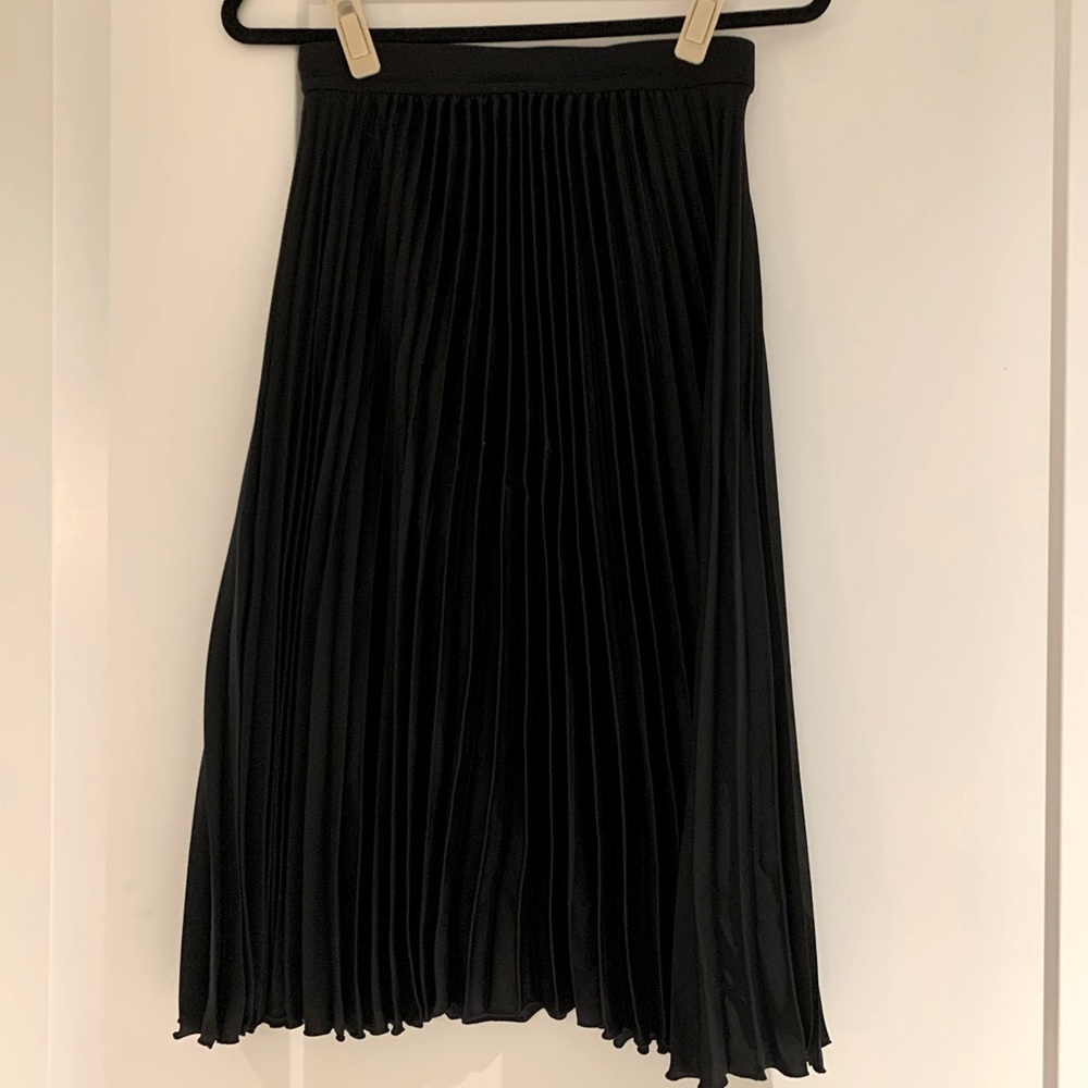 Black H&M pleated midi skirt